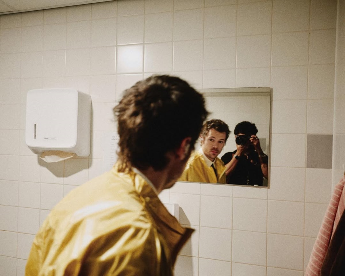 Harry Styles interrompe show para falar de "Off Campus": veja vídeo