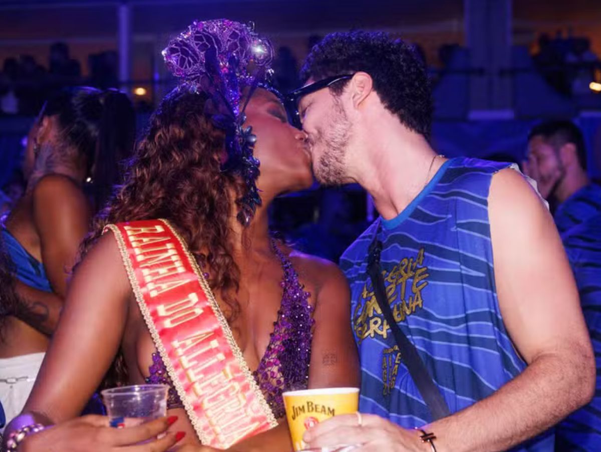 Juntos na vida real, Iza e João Vitor encaram 'namoro de fachada' e cancelamento em novo filme